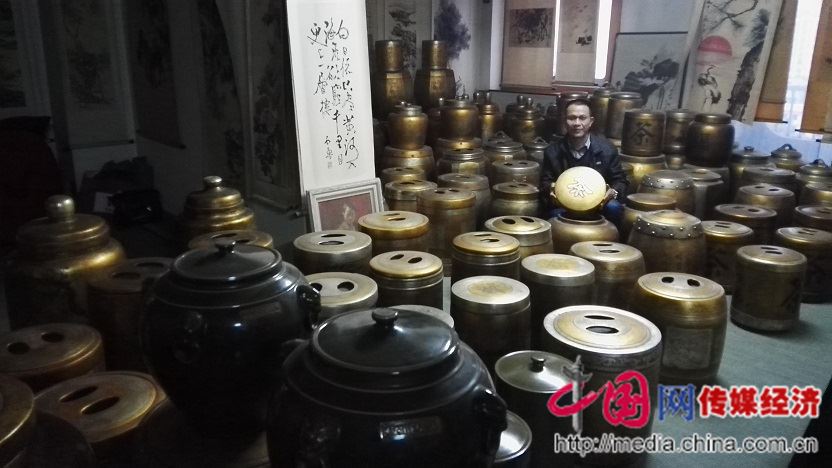 图为粘清波助理和茶品